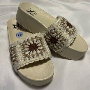 New Dirty Laundry Worble Platform Beige Cream & Brown Crochet Slide Sandals